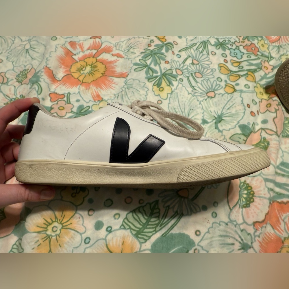 Veja Campo leather sneakers in white & black - women’s size 38 (US 7)